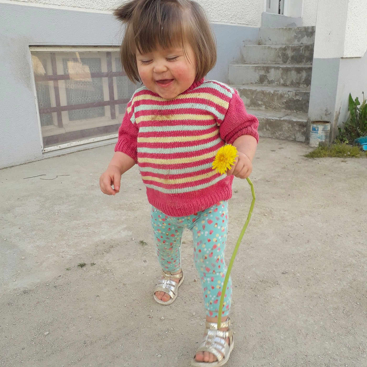 Emma participe au concours pour gagner de l'argent avec cette photo : child, clothing, day, design, fun, girl, infant, jeans, leggings, outerwear, pattern, person, pink, play, product, shoulder, skin, standing, textile, toddler