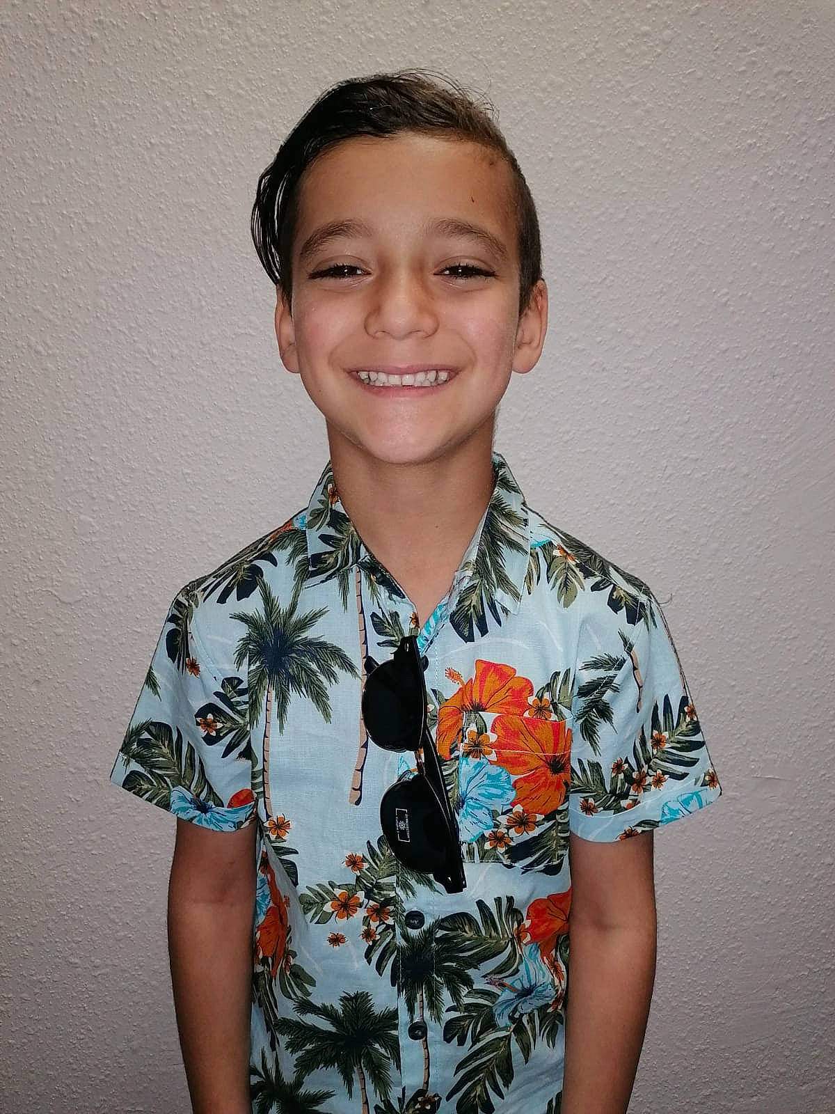 Djibril a rejoint le concours — aidez-le/la à gagner de superbes lots ! active_shirt, caesar_cut, child_model, collar, ear, forehead, happy, iris, jaw, joy, laugh, neck, person, portrait, portrait_photography, shirt, shoulder, sleeve, smile, standing