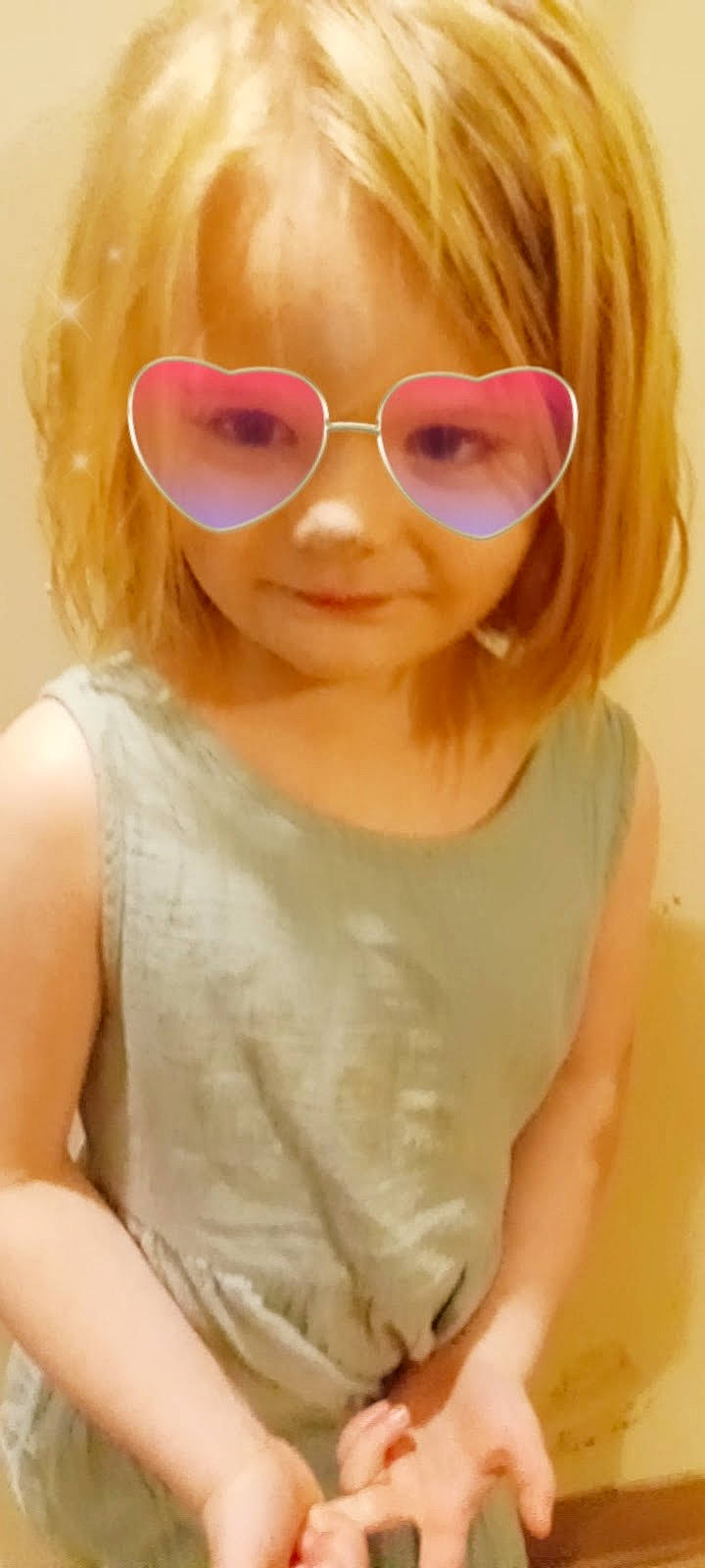 Jasmine is registered to the contest to win money with this photo: ear, eye_glass_accessory, eyebrow, eyelash, face, glasses, goggles, hair, happy, head, human_body, joy, lip, neck, nose, person, pink, skin, sleeve, smile