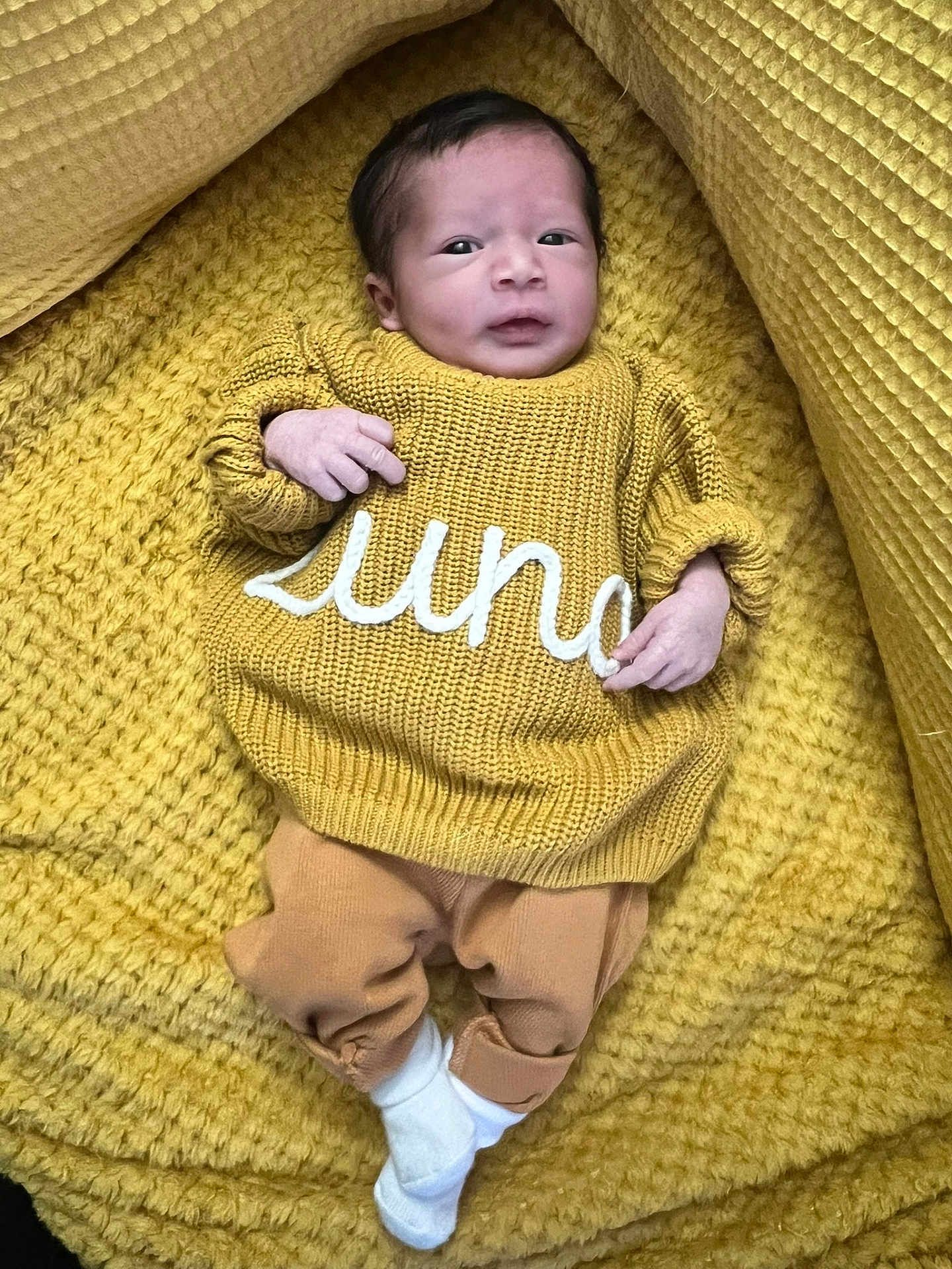 Luna a rejoint le concours — aidez-le/la à gagner de superbes lots ! baby, infant, yellow, knitwear, blanket, clothing, person, newborn, cozy, portrait, socks, cute, laying, child, warm, texture, soft, hands, face, babywear