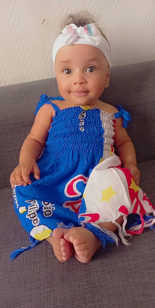 Myriam Dayane a rejoint le concours — aidez-le/la à gagner de superbes lots ! azure, baby, baby_products, baby_toddler_clothing, cap, child, electric_blue, fashion_accessory, finger, foot, fun, happy, headwear, pattern, person, product, sitting, skin, sleeve, smile