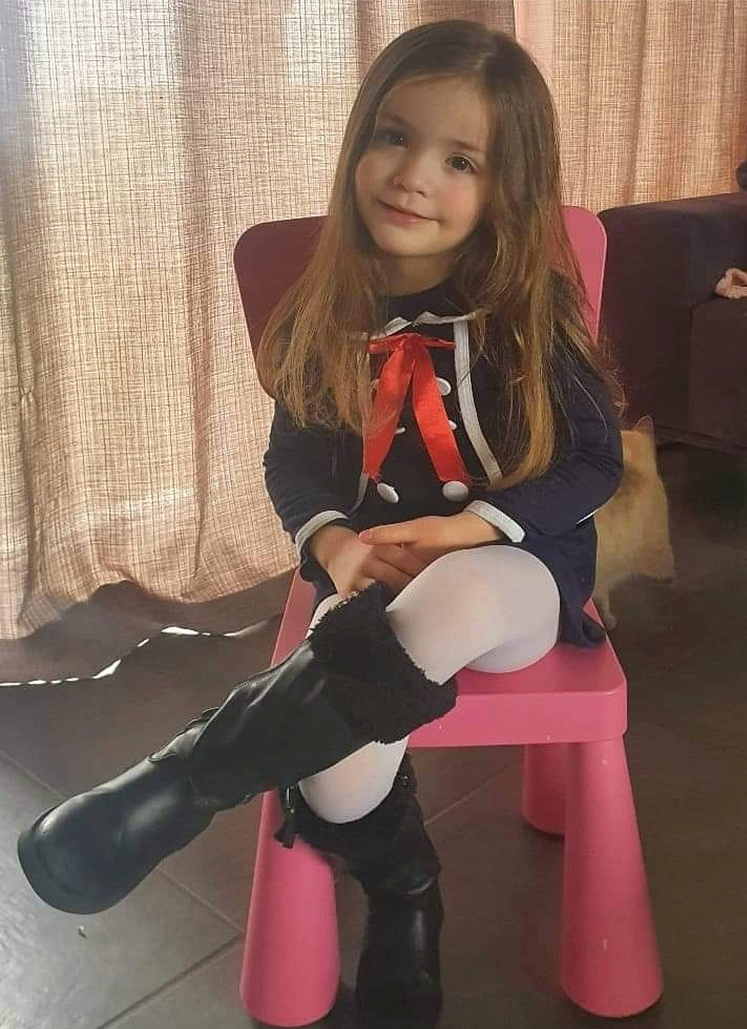 Candice a rejoint le concours — aidez-le/la à gagner de superbes lots ! chair, comfort, face, glove, hair, human_body, human_leg, joint, joy, knee, knee_high_boot, lap, leg, long_hair, person, shoe, shorts, sitting, sleeve, smile