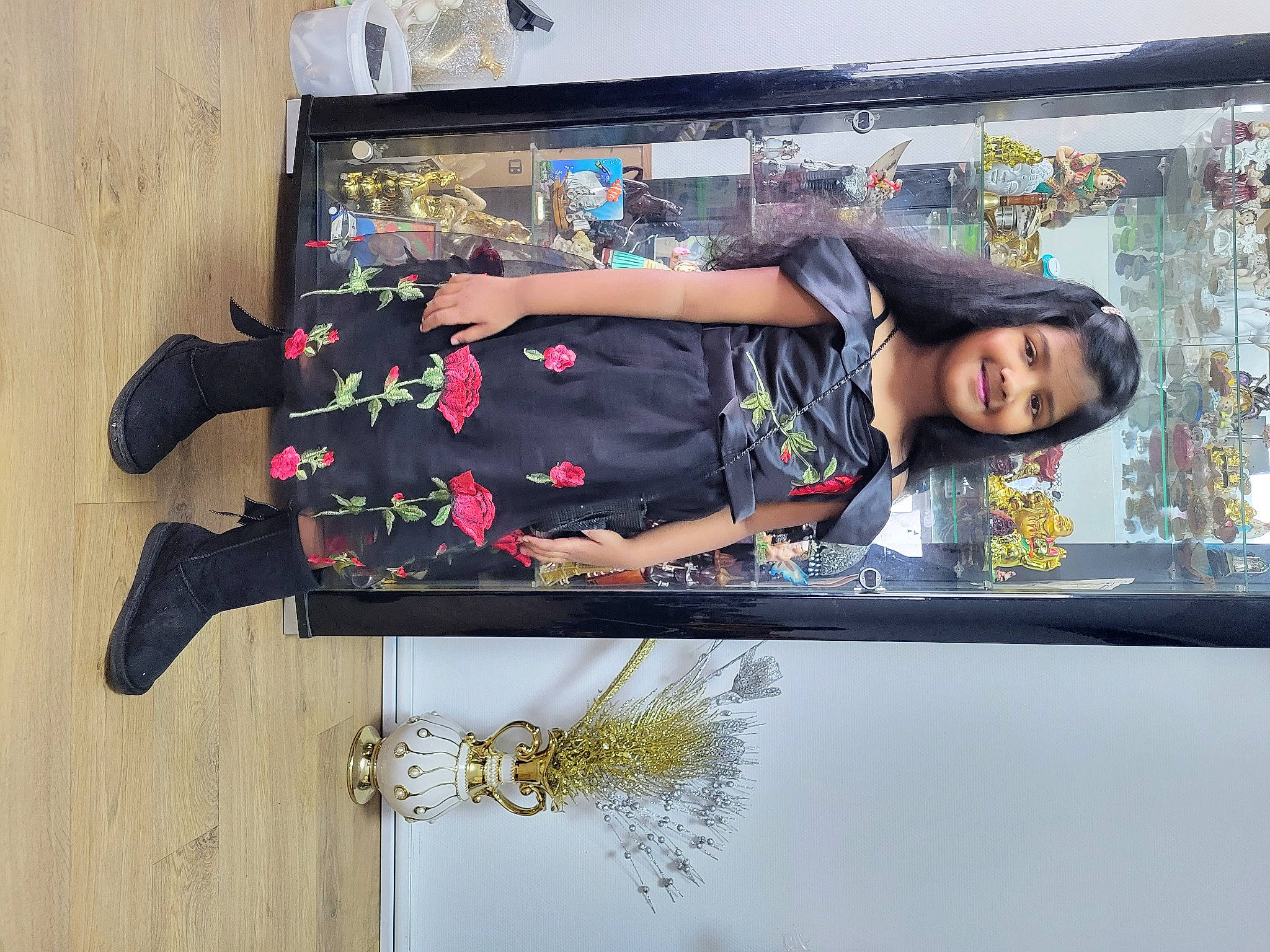 Charanee a rejoint le concours — aidez-le/la à gagner de superbes lots ! advertising, art, fun, hardwood, human_leg, joy, magenta, pattern, person, rectangle, room, sleeve, smile, t_shirt, thigh, visual_arts, wood, wrist