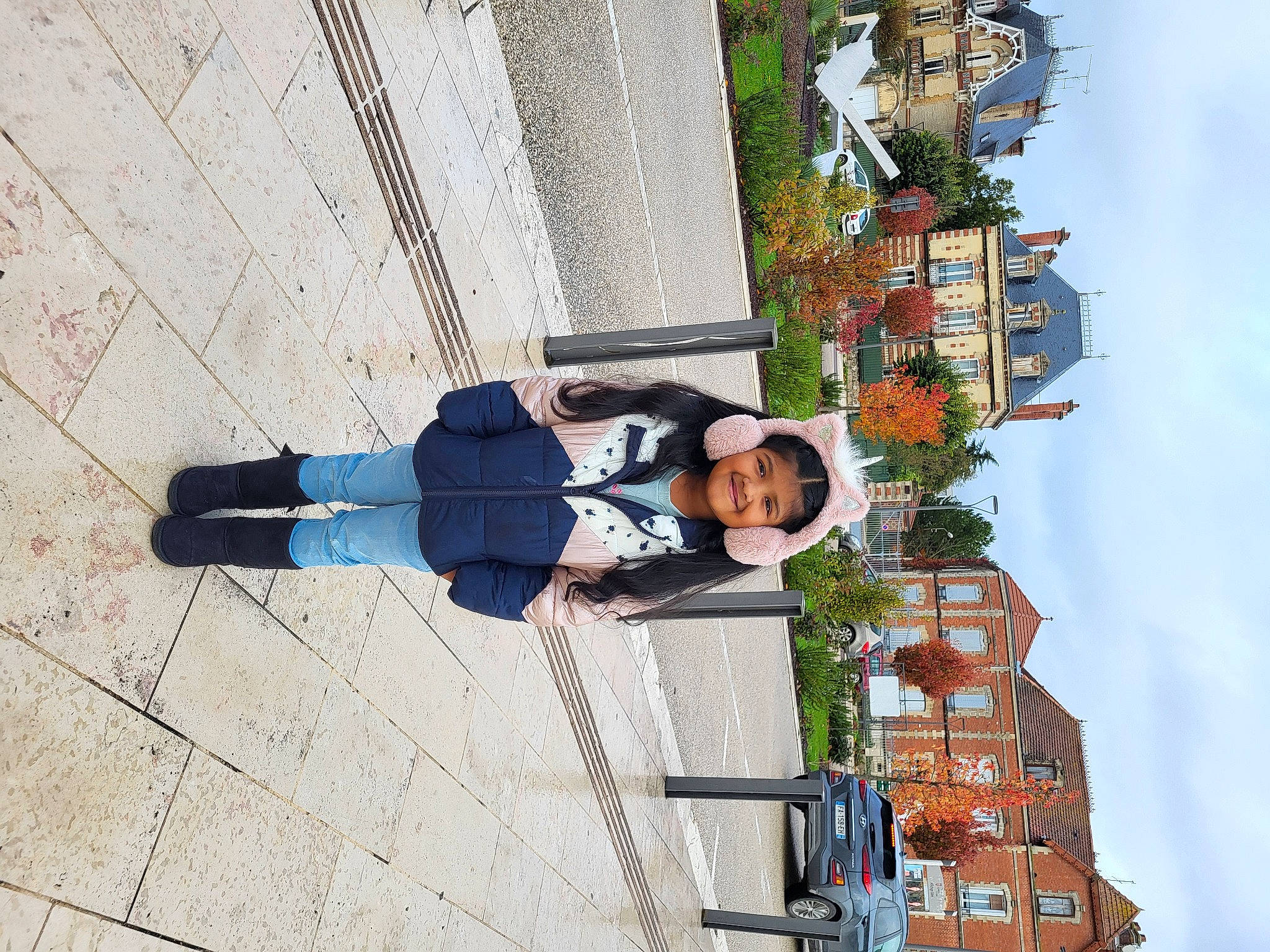 Charanee participe au concours pour gagner de l'argent avec cette photo : building, city, electric_blue, facade, flooring, fun, joy, leisure, line, pedestrian, person, plant, sky, tourism, travel, urban_design, walking_shoe, wall, world