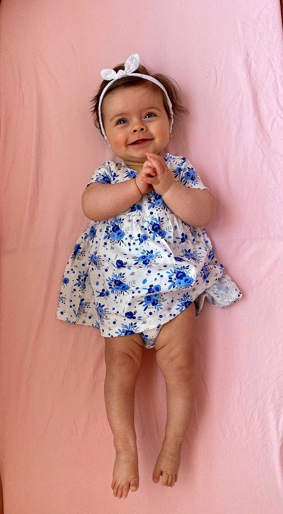 Lona a rejoint le concours — aidez-le/la à gagner de superbes lots ! baby, baby_toddler_clothing, blue, child, child_model, clothing, hair_accessory, headgear, joy, leg, person, skin, smile, toddler