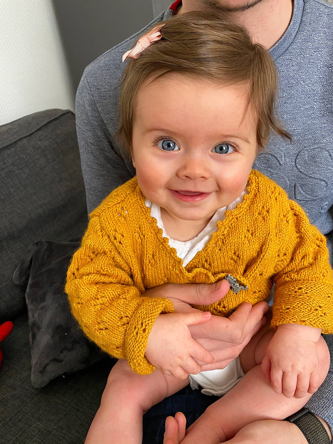 Lona a rejoint le concours — aidez-le/la à gagner de superbes lots ! baby, cheek, child, ear, finger, joy, knitting, nose, person, sitting, toddler