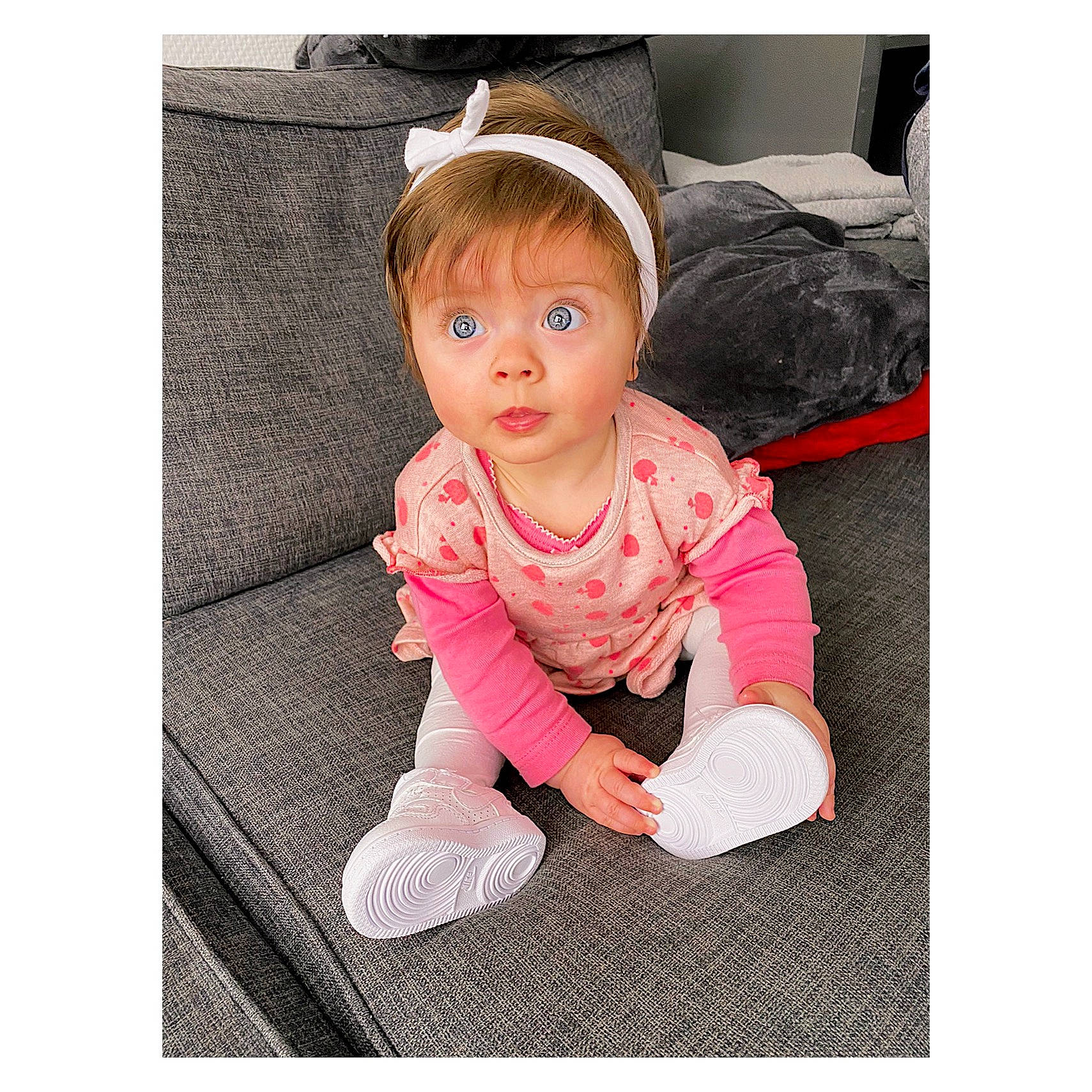 Lona participe au concours pour gagner de l'argent avec cette photo : baby, baby_products, baby_toddler_clothing, beauty, cheek, child, cool, footwear, head, headgear, person, pink, play, product, shoe, sitting, sleeve, snapshot, stock_photography, surprise