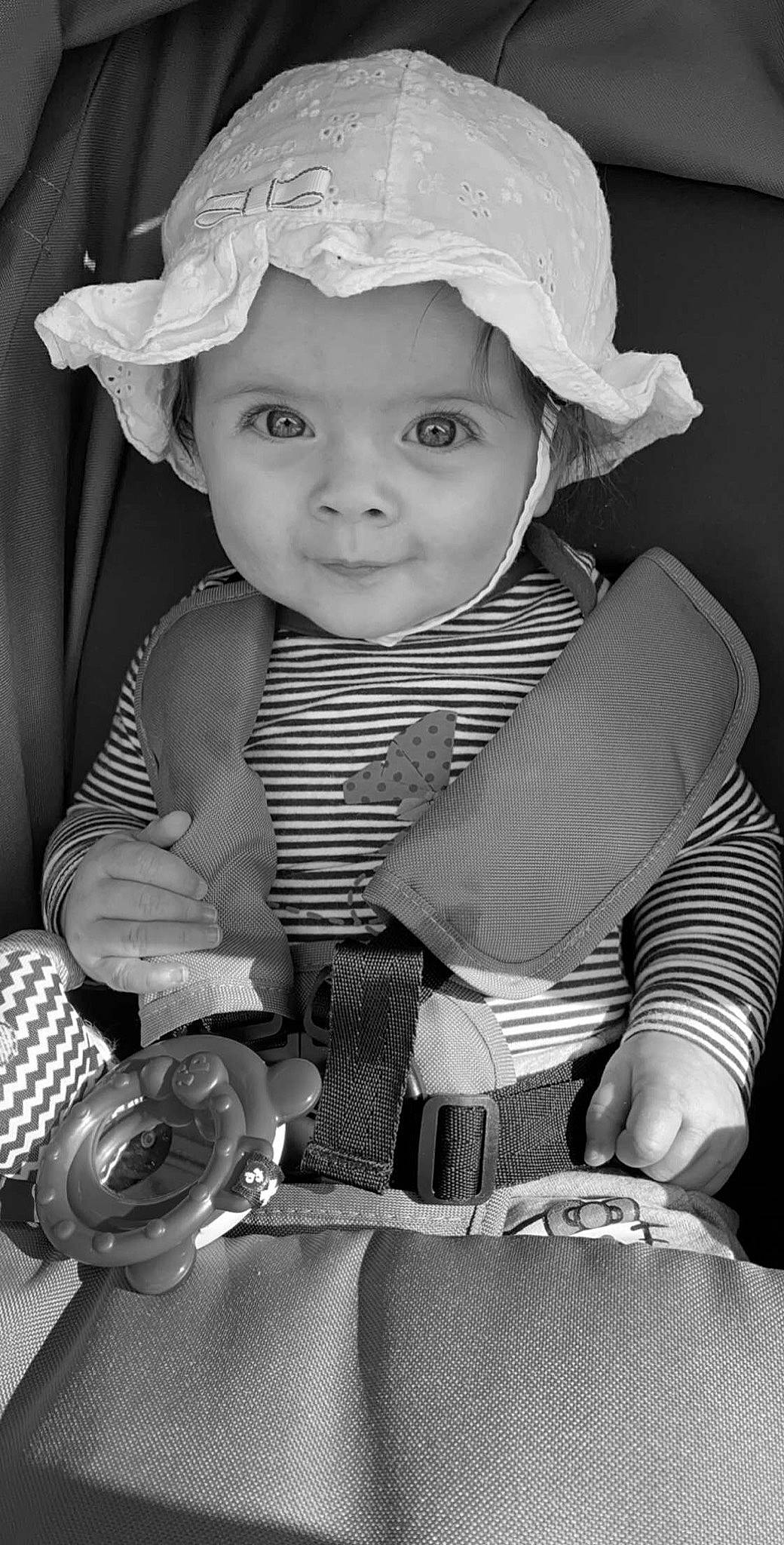 Lona a rejoint le concours — aidez-le/la à gagner de superbes lots ! baby, black_and_white, bonnet, child, hat, headgear, headwear, monochrome, monochrome_photography, person, photography, sitting, smile, stock_photography, style, sun_hat, toddler, white