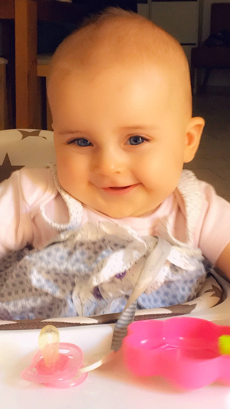 Valentine a rejoint le concours — aidez-le/la à gagner de superbes lots ! baby, baby_food, cheek, child, eating, face, food, head, joy, person, play, skin, smile, toddler