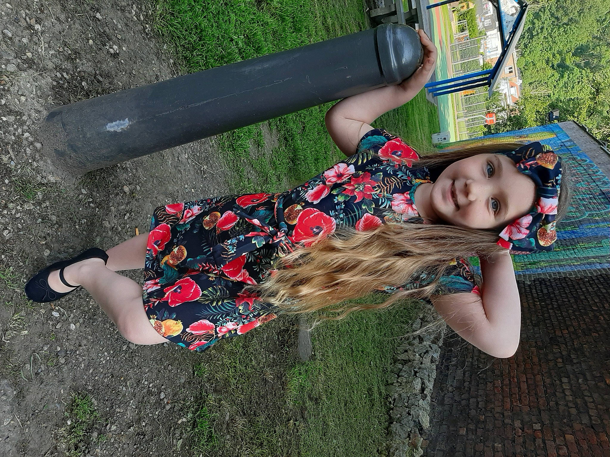 Victoria a rejoint le concours — aidez-le/la à gagner de superbes lots ! cool, fun, grass, happy, headwear, human_leg, joy, leisure, magenta, pattern, people_in_nature, person, plant, recreation, shoe, smile, street_fashion, thigh, tree, waist