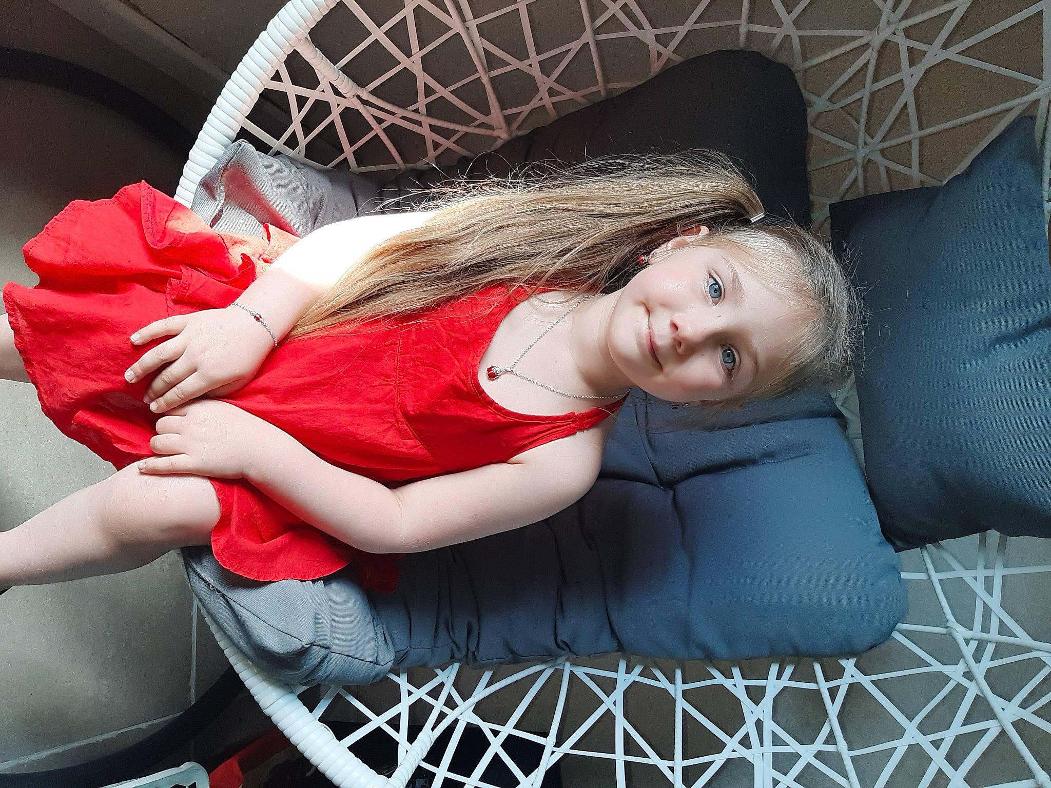 Victoria a rejoint le concours — aidez-le/la à gagner de superbes lots ! arm, automotive_design, automotive_lighting, blond, brown_hair, bumper, comfort, couch, flash_photography, fun, human_leg, joy, lap, leisure, luxury_vehicle, motor_vehicle, person, personal_luxury_car, sitting, smile