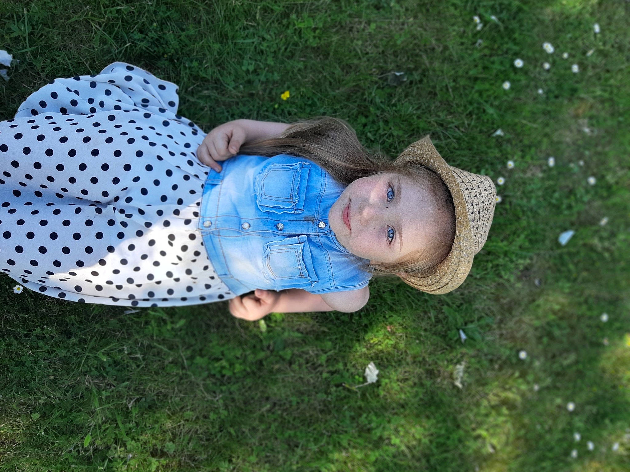 Victoria a rejoint le concours — aidez-le/la à gagner de superbes lots ! baby, baby_toddler_clothing, child, electric_blue, fun, grass, grass_family, grassland, hat, human_body, lawn, leaf, meadow, pattern, people_in_nature, person, plant, sitting, sun_hat, toddler