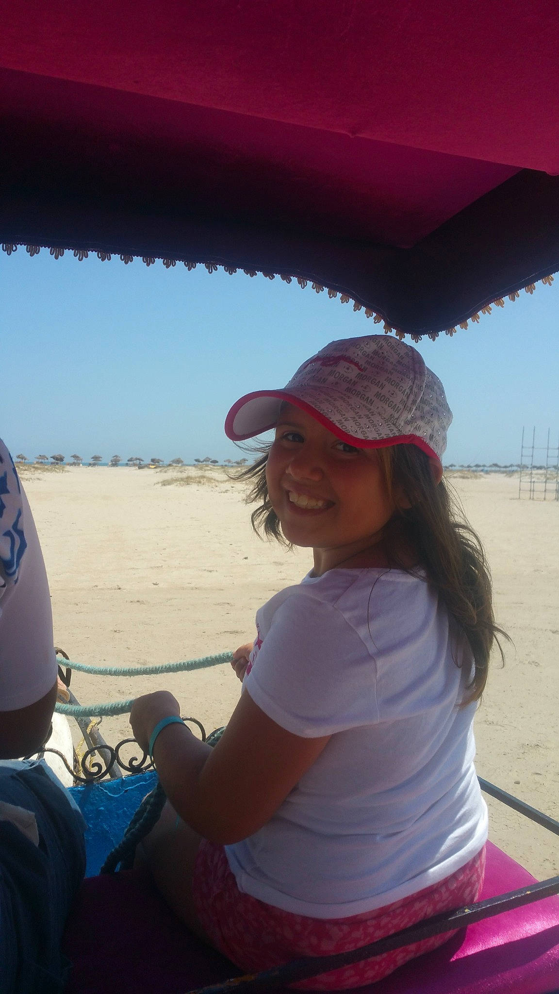 Laura participe au concours pour gagner de l'argent avec cette photo : beach, fun, headgear, joy, landscape, person, sand, sky, smile, summer, tourism, travel, vacation
