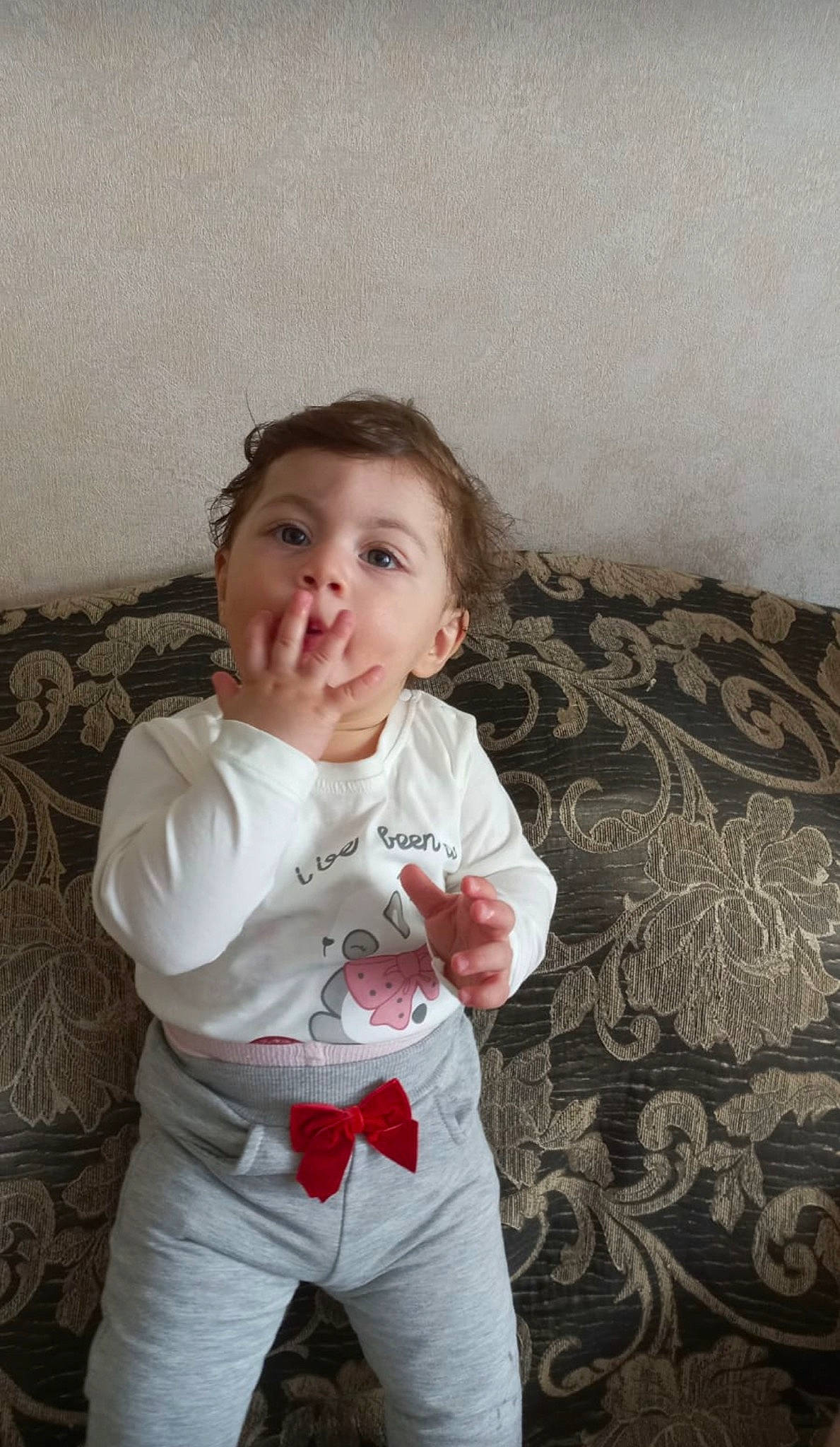 Adriana a rejoint le concours — aidez-le/la à gagner de superbes lots ! baby, baby_toddler_clothing, cheek, child, comfort, elbow, eye, fun, hair, happy, iris, linens, pattern, person, room, sitting, sleeve, t_shirt, textile, toddler