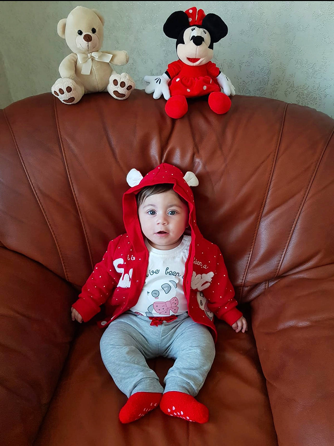 Adriana participe au concours pour gagner de l'argent avec cette photo : baby, baby_toddler_clothing, cap, carmine, comfort, costume_hat, couch, headgear, headwear, lap, mammal, person, pink, plush, red, sleeve, stuffed_toy, t_shirt, textile, toddler