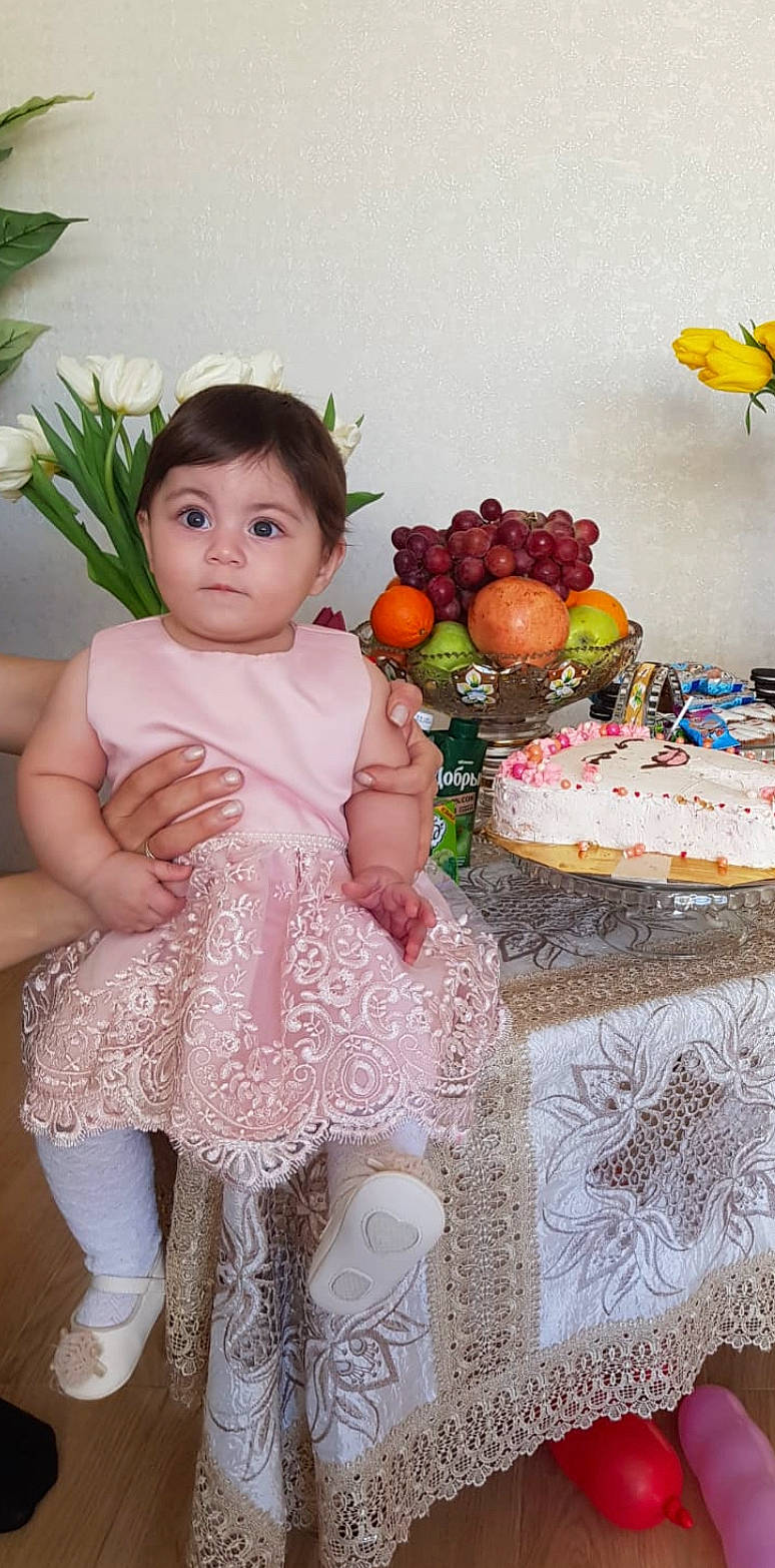 Adriana a rejoint le concours — aidez-le/la à gagner de superbes lots ! baby, baby_toddler_clothing, child, dress, event, floral_design, flower_arranging, food, fruit, happy, jewellery, natural_foods, peach, people, person, photograph, plant, tableware, toddler, wedding_ceremony_supply