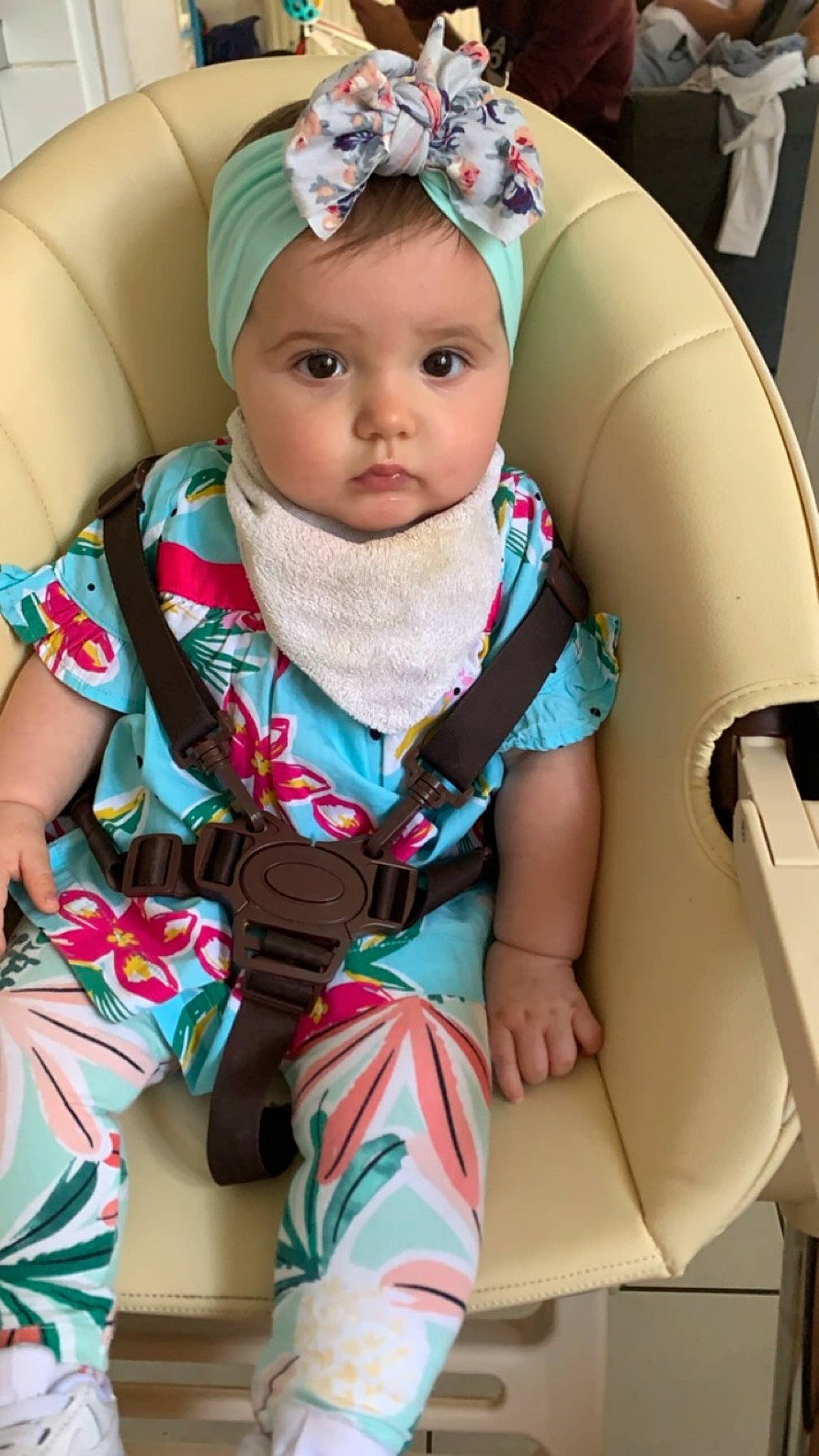 Maïssa a rejoint le concours — aidez-le/la à gagner de superbes lots ! baby, baby_products, baby_toddler_clothing, beanie, beauty, cap, car_seat, chair, cheek, child, clothing, comfort, fashion_accessory, happy, headwear, pattern, person, seat_belt, sitting, skin