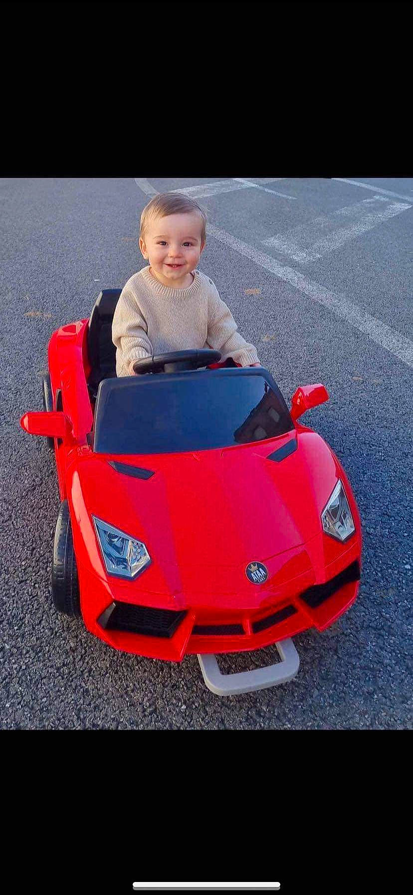 Lissandro participe au concours pour gagner de l'argent avec cette photo : asphalt, auto_part, automotive_design, automotive_exterior, automotive_lighting, automotive_tire, automotive_wheel_system, bumper, car, fender, grille, hood, joy, motor_vehicle, person, personal_luxury_car, smile, tire, toddler, vehicle