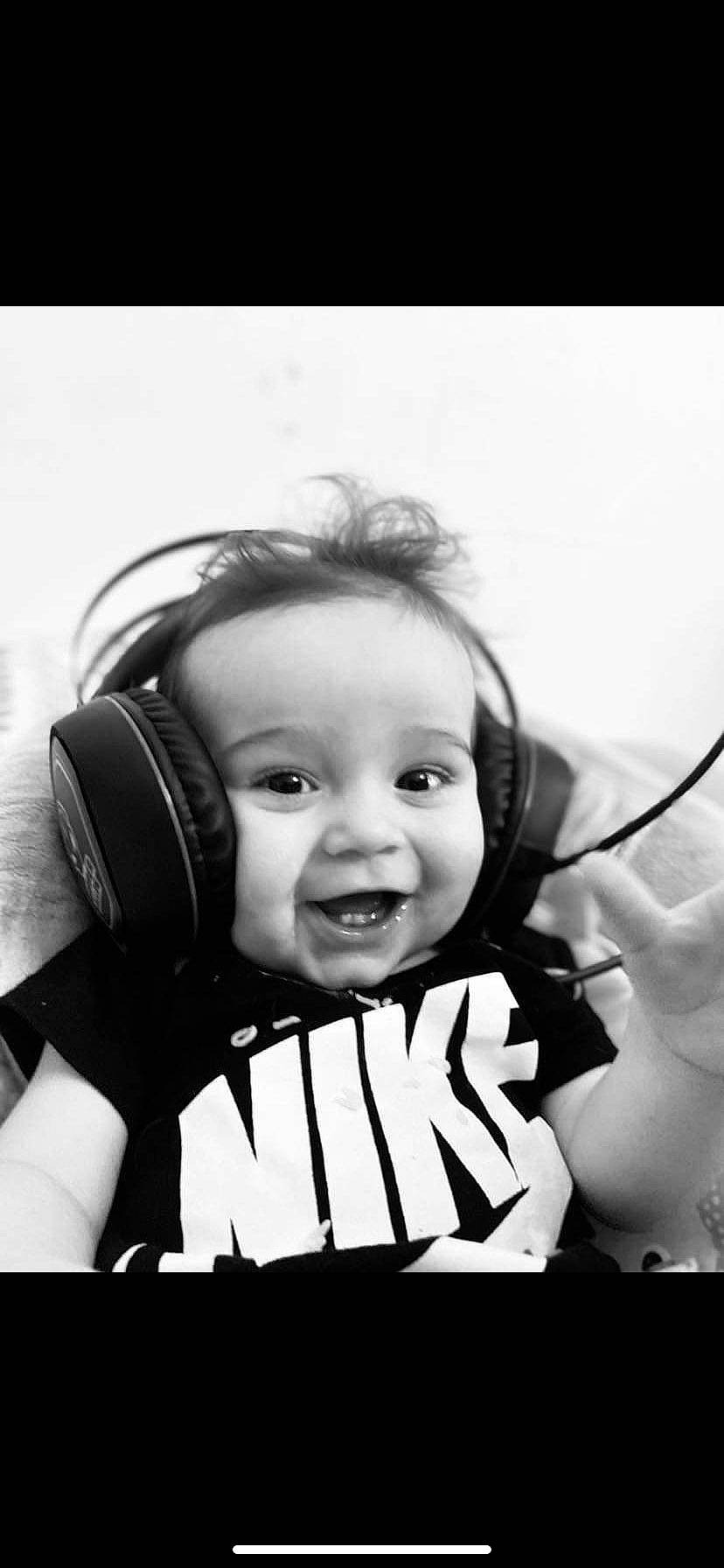 Lissandro participe au concours pour gagner de l'argent avec cette photo : audio_equipment, black_and_white, cheek, child, eyebrow, eyelash, face, flash_photography, fun, gesture, happy, hearing, monochrome, monochrome_photography, output_device, person, smile, snapshot, stock_photography, style