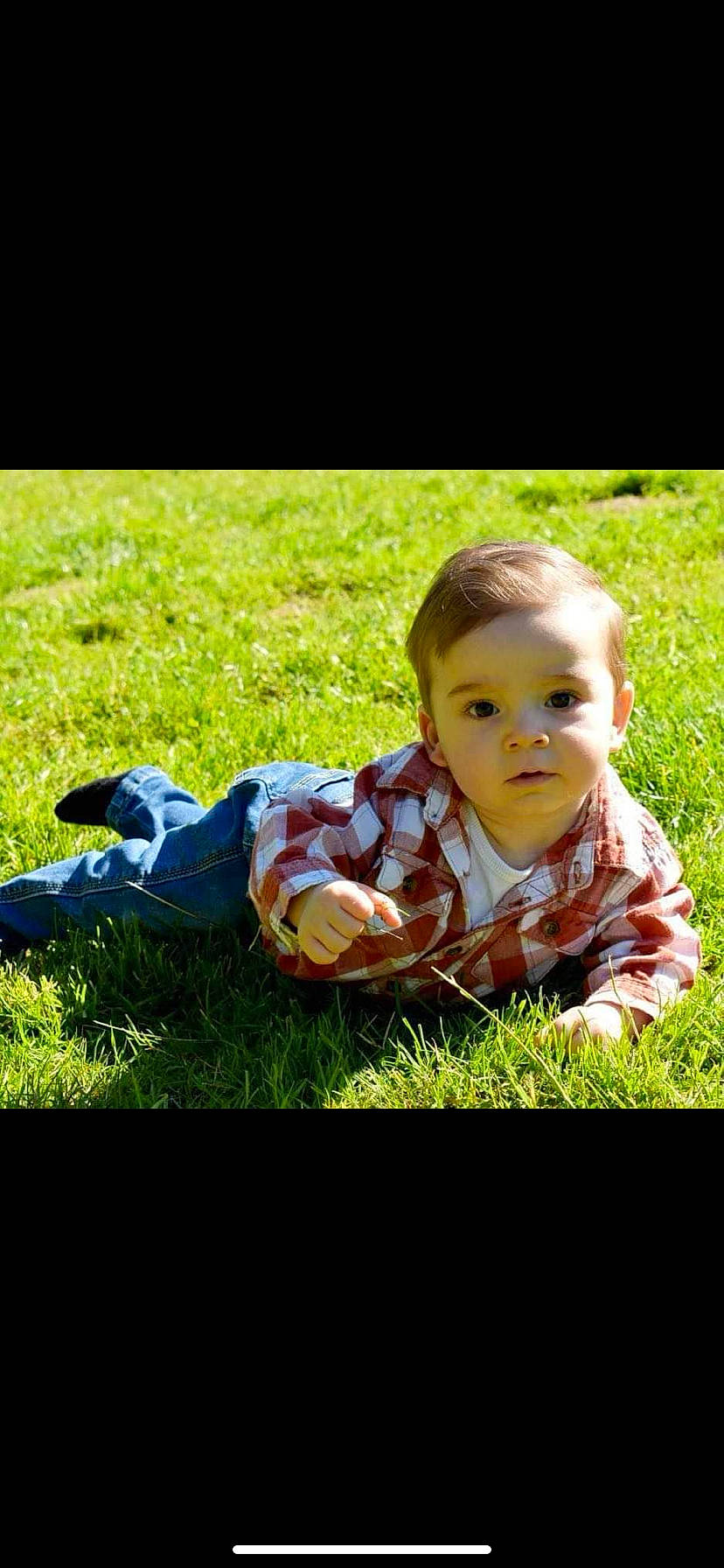 Lissandro a rejoint le concours — aidez-le/la à gagner de superbes lots ! baby, baby_toddler_clothing, child, flash_photography, fun, grass, grassland, happy, landscape, lawn, leisure, meadow, natural_landscape, people_in_nature, person, plant, portrait_photography, sitting, toddler, tree