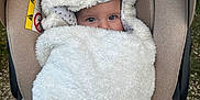 Sacha a rejoint le concours — aidez-le/la à gagner de superbes lots ! baby, blanket, car_seat, child, cozy, cute, face, fluffy, infant, peeking, portrait, wrapped, outdoor, seat, soft, toddler, warm, young_child, eyes, covered