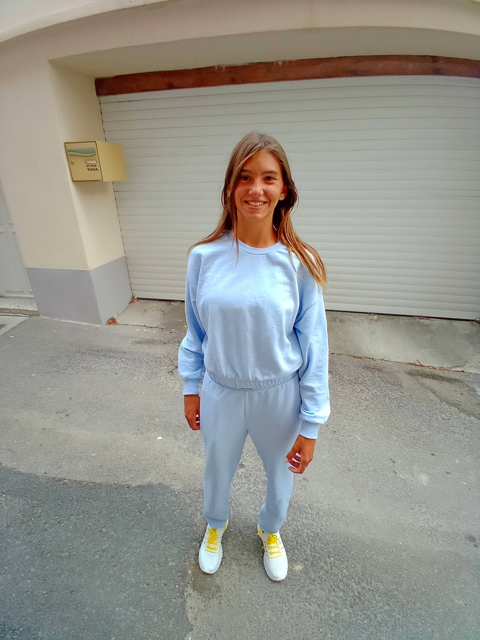 Maelyne a rejoint le concours — aidez-le/la à gagner de superbes lots ! automotive_design, blazer, denim, electric_blue, fashion_design, flooring, formal_wear, gesture, human_leg, joy, knee, person, personal_protective_equipment, recreation, sleeve, smile, sportswear, street_fashion, t_shirt, trunk