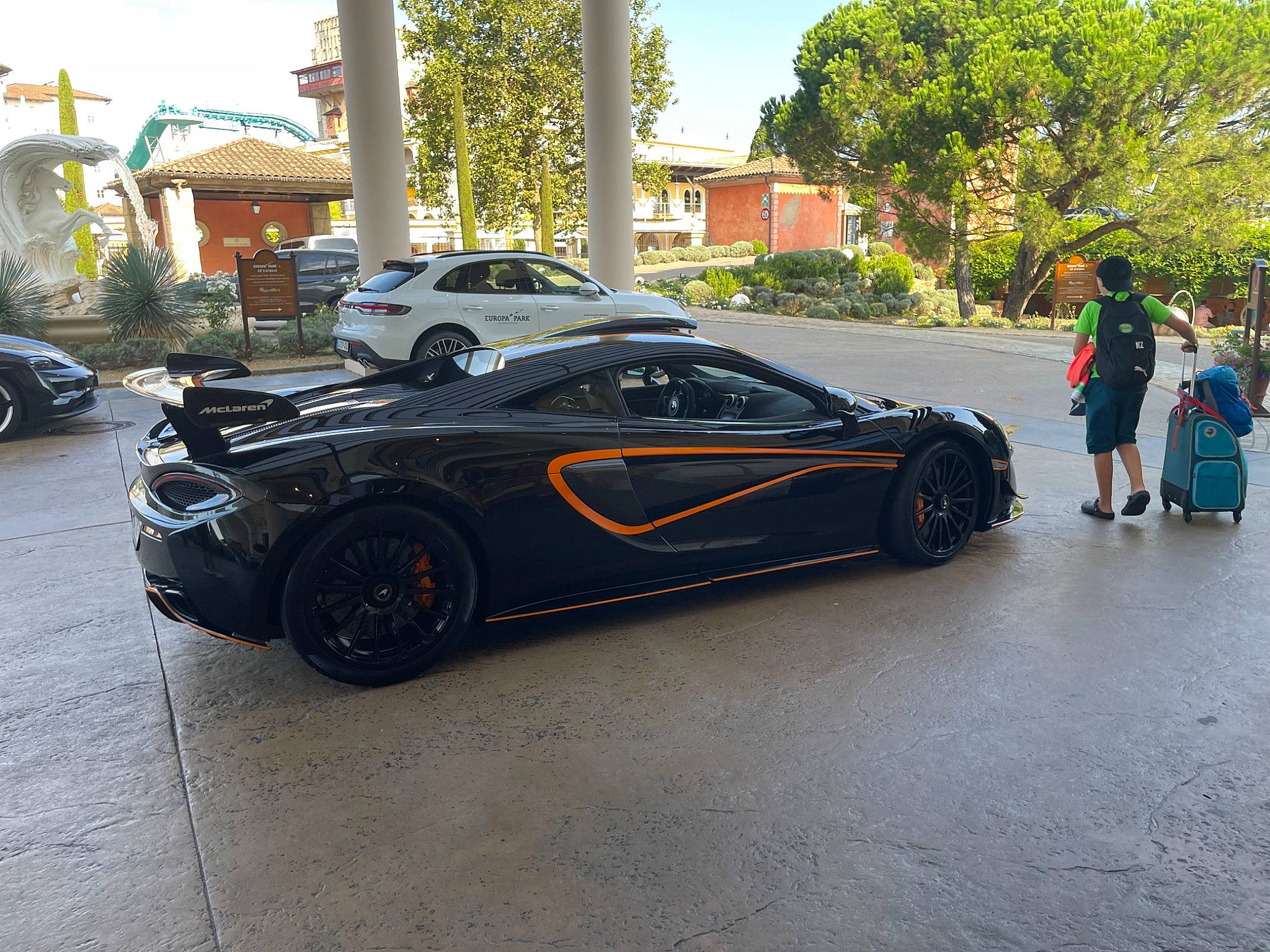 Jules participe au concours pour gagner de l'argent avec cette photo : alloy_wheel, automotive_design, automotive_exterior, automotive_lighting, automotive_tire, car, fender, hood, land_vehicle, motor_vehicle, person, personal_luxury_car, plant, rim, sky, tints_and_shades, tire, tree, vehicle, wheel