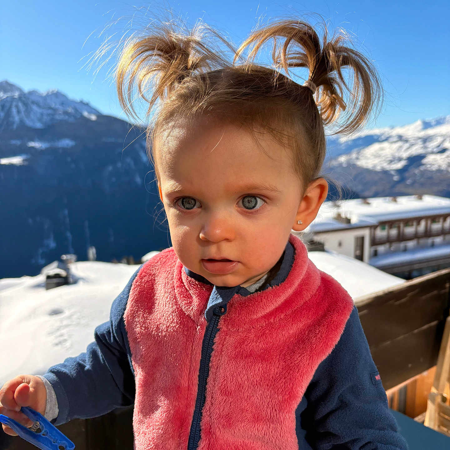 Eléa a rejoint le concours — aidez-le/la à gagner de superbes lots ! baby, bodypart, clothing, coat, face, finger, hair, hand, head, jacket, knitwear, nature, outdoors, person, photography, portrait, scissors, snow, sweater, sweatshirt