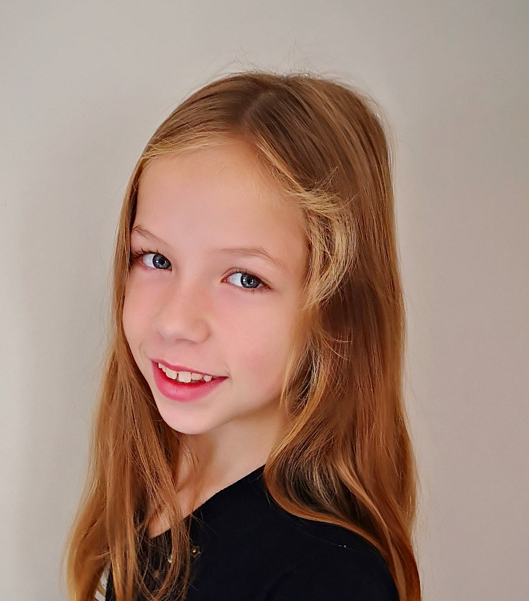 Julia participe au concours pour gagner de l'argent avec cette photo : bangs, blond, cheek, ear, eyelash, flash_photography, happy, iris, jaw, joy, layered_hair, lip, lipstick, liver, long_hair, makeover, nose, person, skin, smile