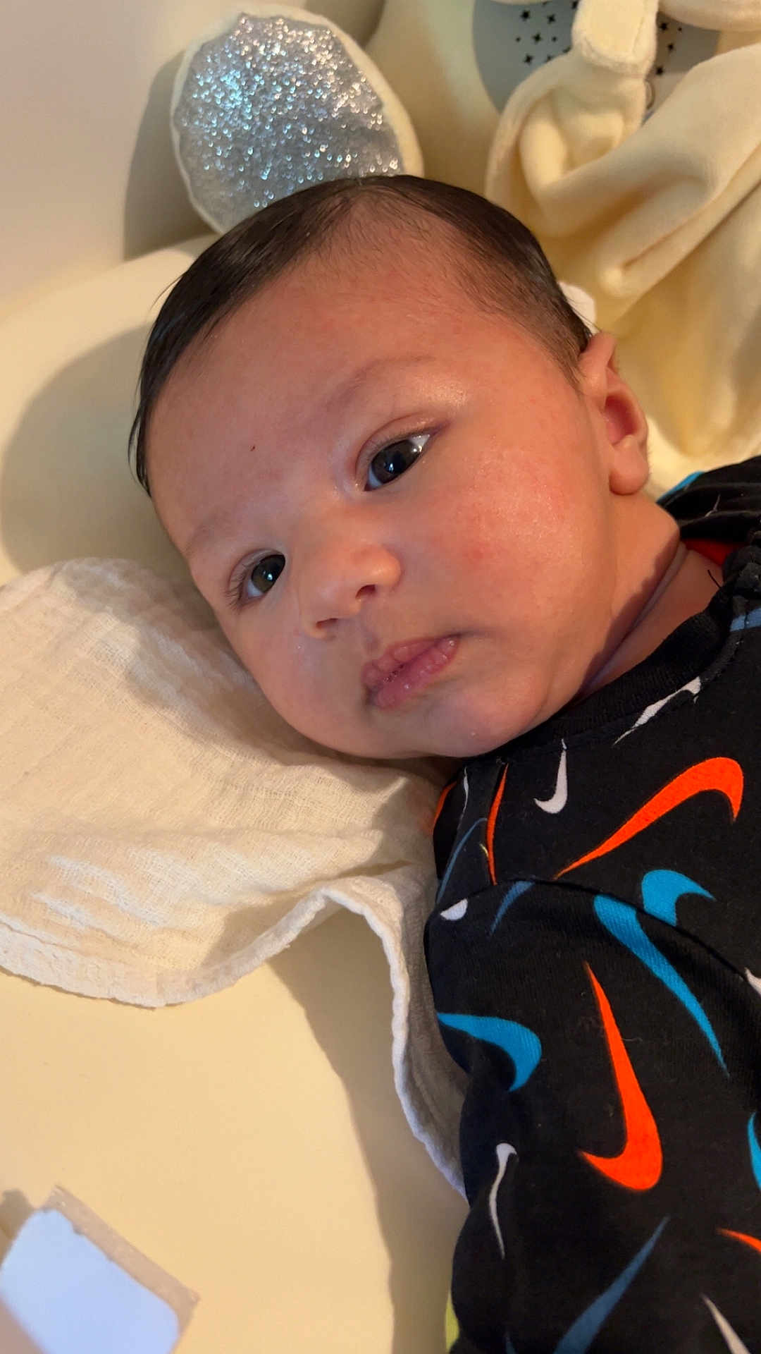 Wassim participe au concours pour gagner de l'argent avec cette photo : baby, blanket, child, closeup, clothing, cute, eyes, fabric, face, head, indoors, infant, newborn, pattern, person, plush_toy, portrait, resting, skin, soft