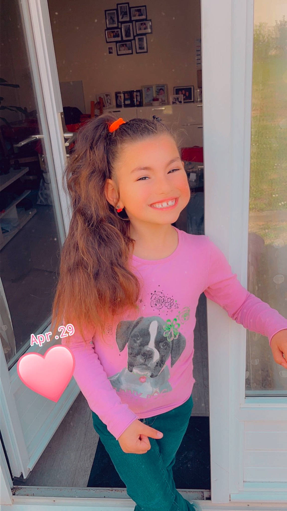 Melyna participe au concours pour gagner de l'argent avec cette photo : arm, brown_hair, child, clothing, finger, fun, gesture, happy, joint, joy, long_hair, magenta, neck, person, pink, sleeve, smile, t_shirt, thigh, thumb