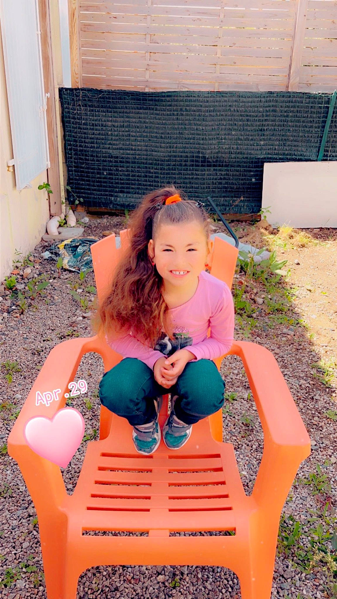 Melyna participe au concours pour gagner de l'argent avec cette photo : baby_toddler_clothing, barefoot, child, foot, fun, grass, happy, human_leg, joy, knee, leg, leisure, magenta, person, pink, play, recreation, sitting, smile, summer