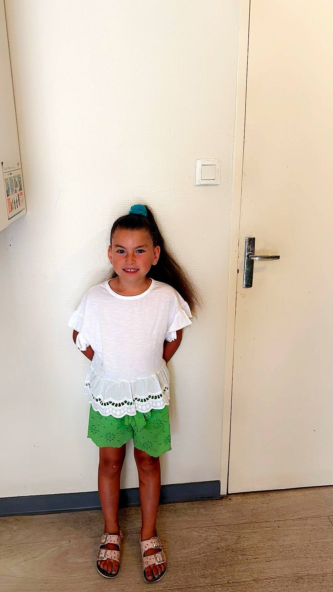 Melyna a rejoint le concours — aidez-le/la à gagner de superbes lots ! baby_toddler_clothing, child, day_dress, door, elbow, fashion_design, flooring, fun, happy, home_door, human_leg, joy, knee, pattern, person, picture_frame, room, sleeve, t_shirt, thigh