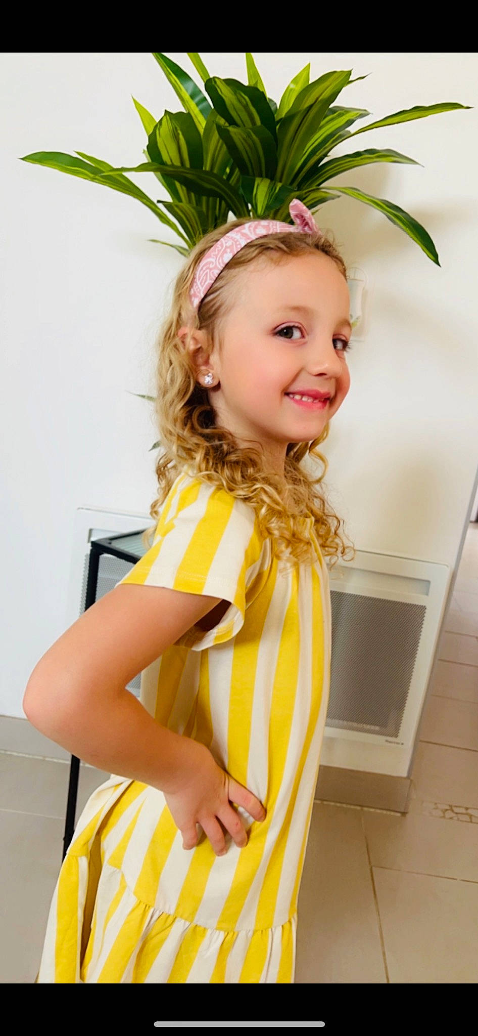 Youna a rejoint le concours — aidez-le/la à gagner de superbes lots ! blond, brown_hair, child, day_dress, event, fashion_accessory, fashion_design, hair, happy, headband, headpiece, jewellery, joy, long_hair, one_piece_garment, person, plant, sleeve, smile, toddler
