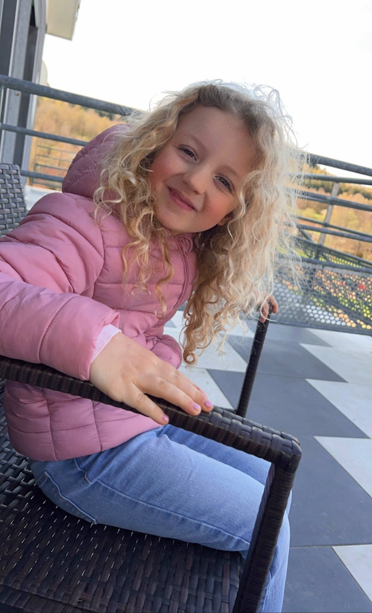 Youna a rejoint le concours — aidez-le/la à gagner de superbes lots ! blond, brown_hair, clothing, eye, face, fun, grass, hair, hairstyle, happy, human_leg, joy, leisure, long_hair, magenta, person, pink, skin, smile, toddler