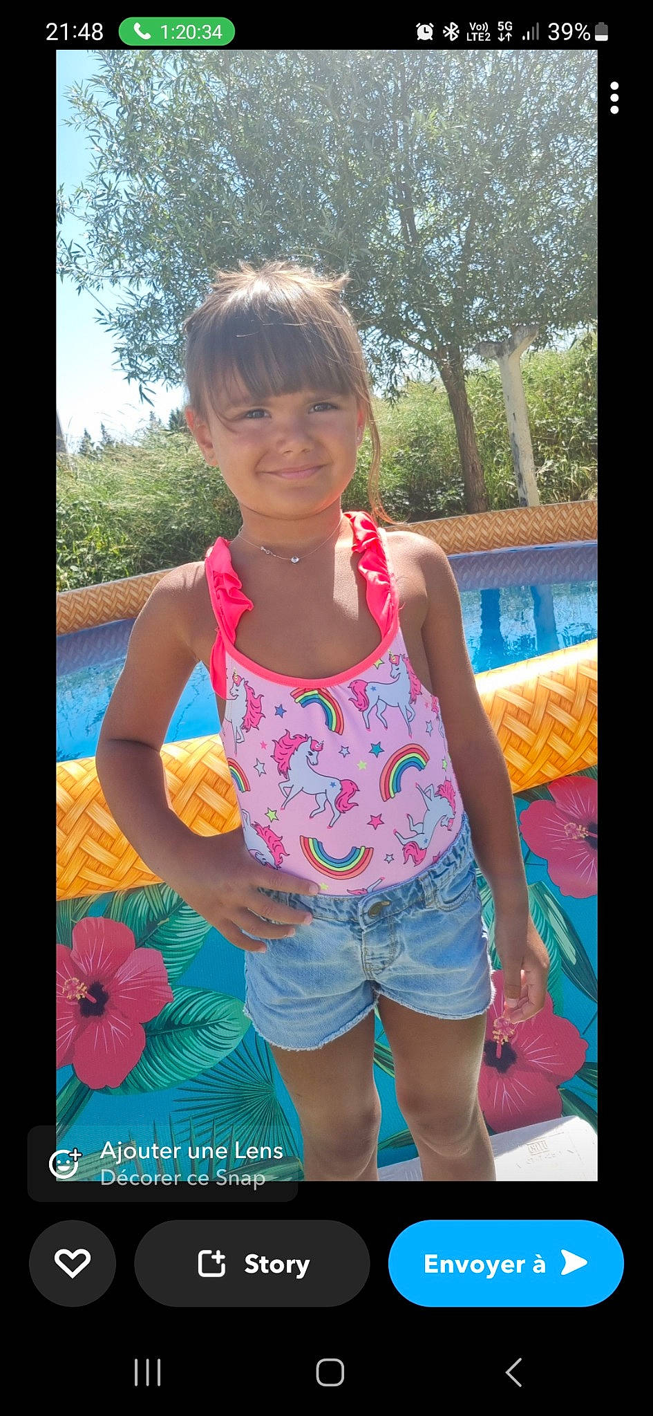 Romy a rejoint le concours — aidez-le/la à gagner de superbes lots ! beauty, child, electric_blue, fun, grass, happy, jean_short, joy, leisure, magenta, pattern, person, petal, pink, plant, shorts, smile, t_shirt, thigh, tree