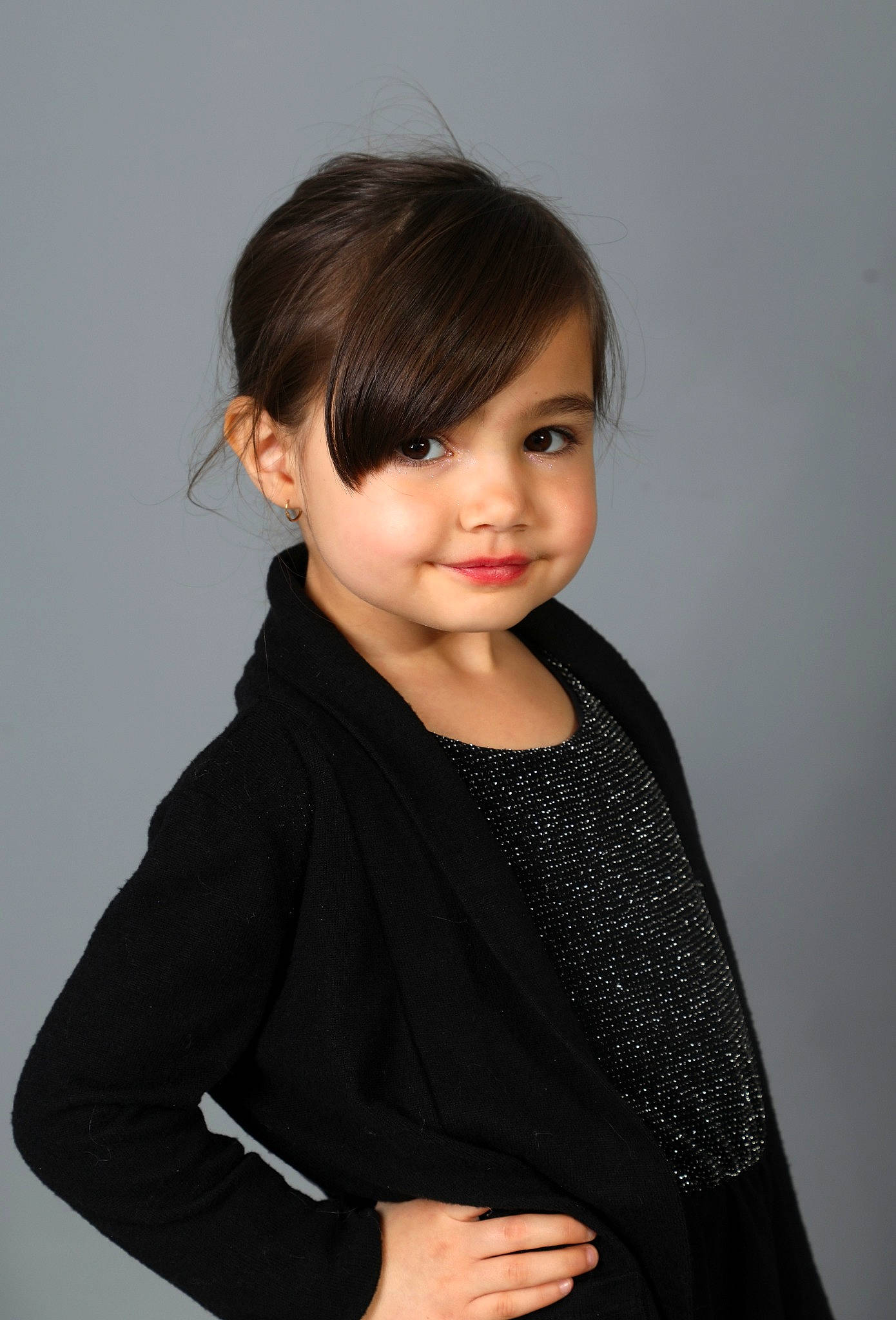 Cléa a rejoint le concours — aidez-le/la à gagner de superbes lots ! bangs, black_hair, child_model, clothing, cool, finger, flash_photography, hairstyle, iris, long_sleeved_t_shirt, organ, person, photo_shoot, portrait, portrait_photography, shoulder, sleeve, standing