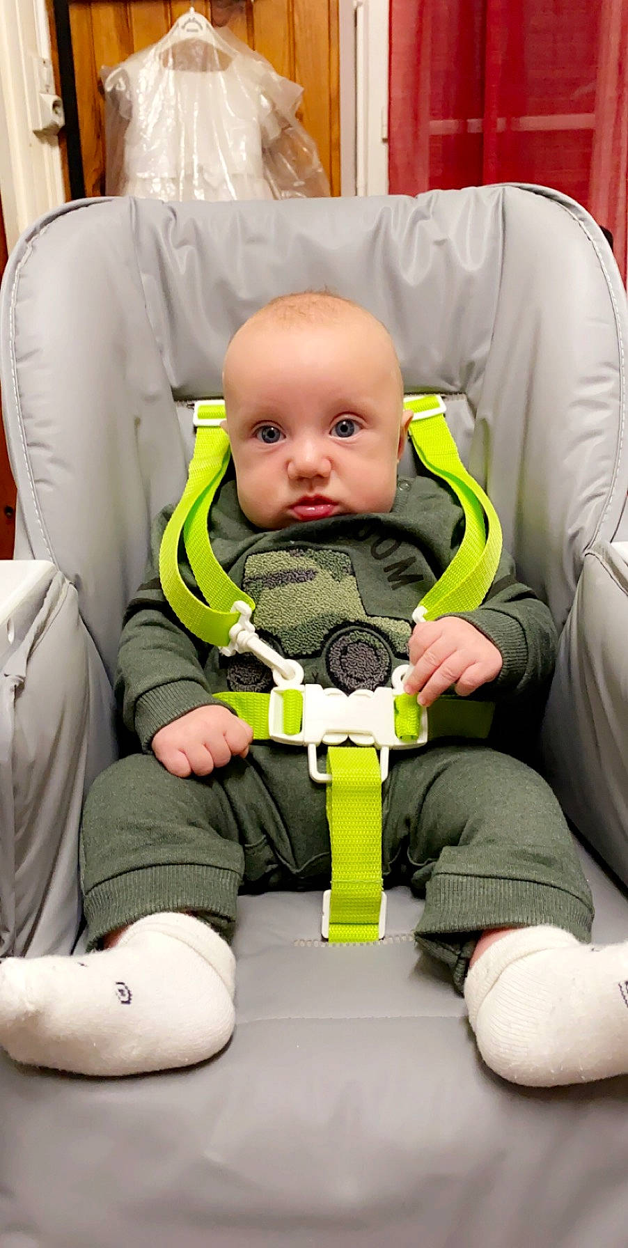 Enzo a rejoint le concours — aidez-le/la à gagner de superbes lots ! baby, baby_carriage, baby_in_car_seat, baby_products, baby_safety, car_seat, child, comfort, person, product, seat_belt, toddler