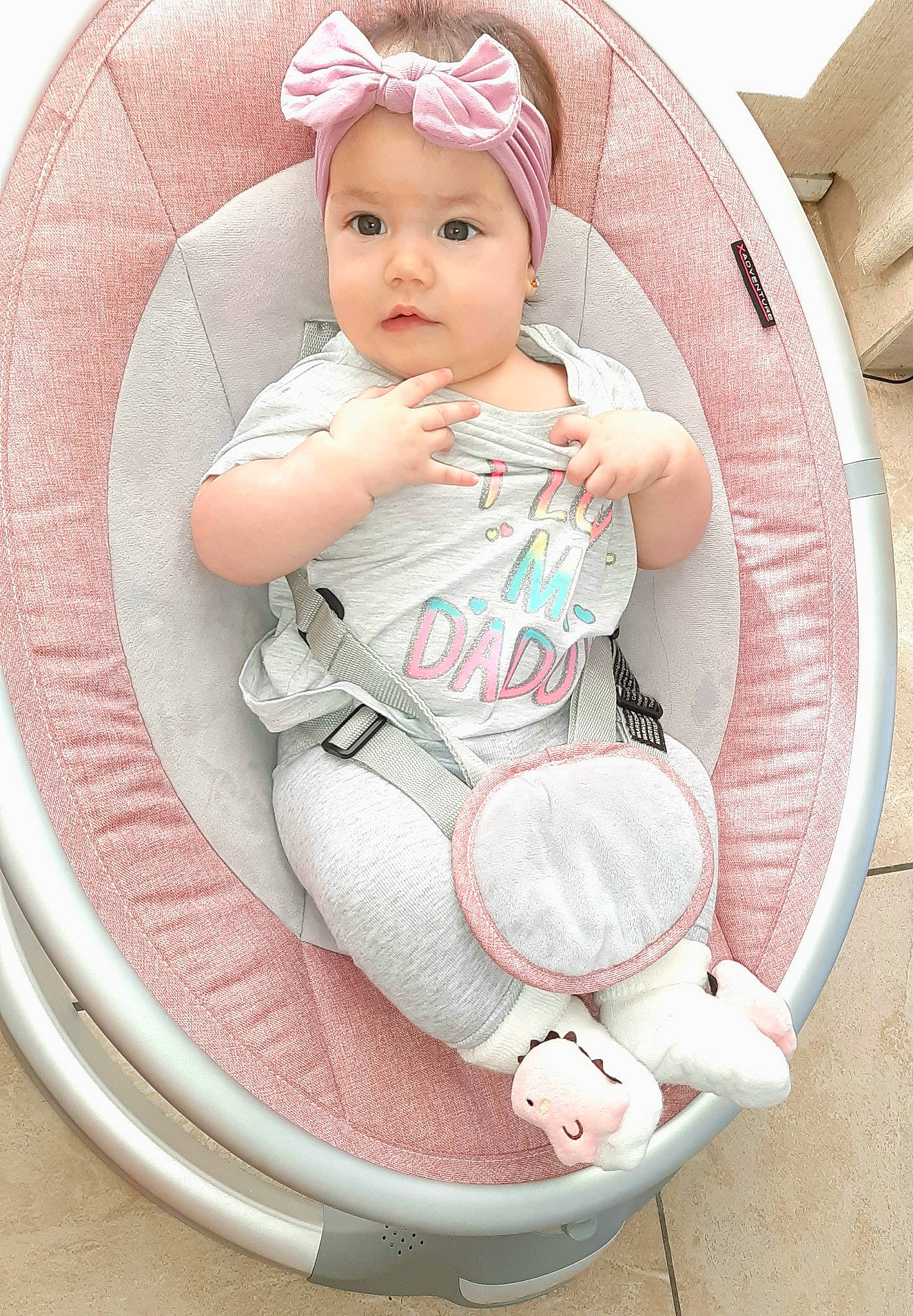 Luna a rejoint le concours — aidez-le/la à gagner de superbes lots ! arm, baby, baby_carriage, baby_products, baby_safety, baby_sleeping, baby_toddler_clothing, car_seat, child, circle, comfort, facial_expression, fashion_accessory, hand, headwear, leg, pattern, person, pink, sitting