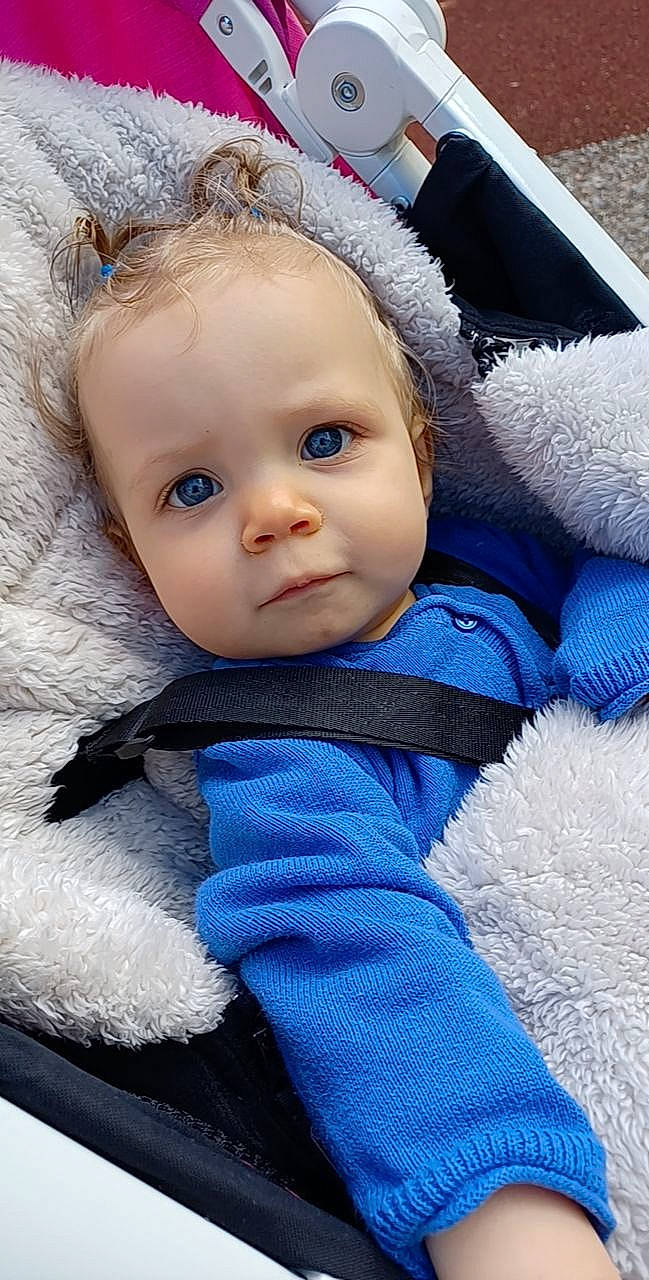 Lea a rejoint le concours — aidez-le/la à gagner de superbes lots ! baby, baby_toddler_clothing, beauty, blue, cap, cheek, child, electric_blue, eye, eyebrow, eyelash, face, happy, headgear, iris, nose, person, skin, standing, toddler