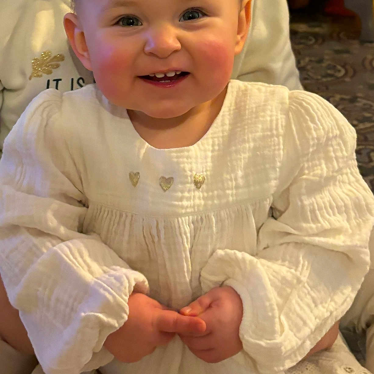 Mya a rejoint le concours — aidez-le/la à gagner de superbes lots ! baby, babylaughing, clothing, dress, face, happy, head, laughing, person, photography, portrait, shirt, sitting, smile