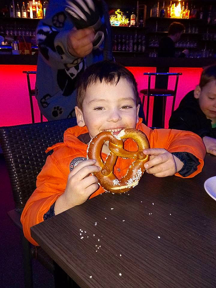 Thyméo participe au concours pour gagner de l'argent avec cette photo : child, cuisine, dish, eating, fast_food, food, fun, joy, junk_food, person, restaurant, side_dish