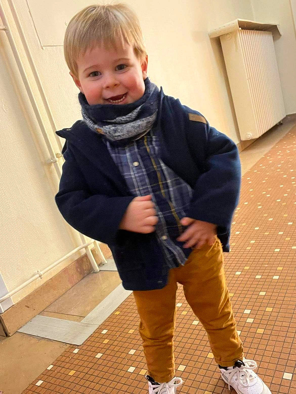 Ewan a rejoint le concours — aidez-le/la à gagner de superbes lots ! collar, cool, denim, electric_blue, floor, flooring, jacket, joy, knee, pattern, person, plaid, scarf, sleeve, smile, stole, street_fashion, tartan, thigh, toddler