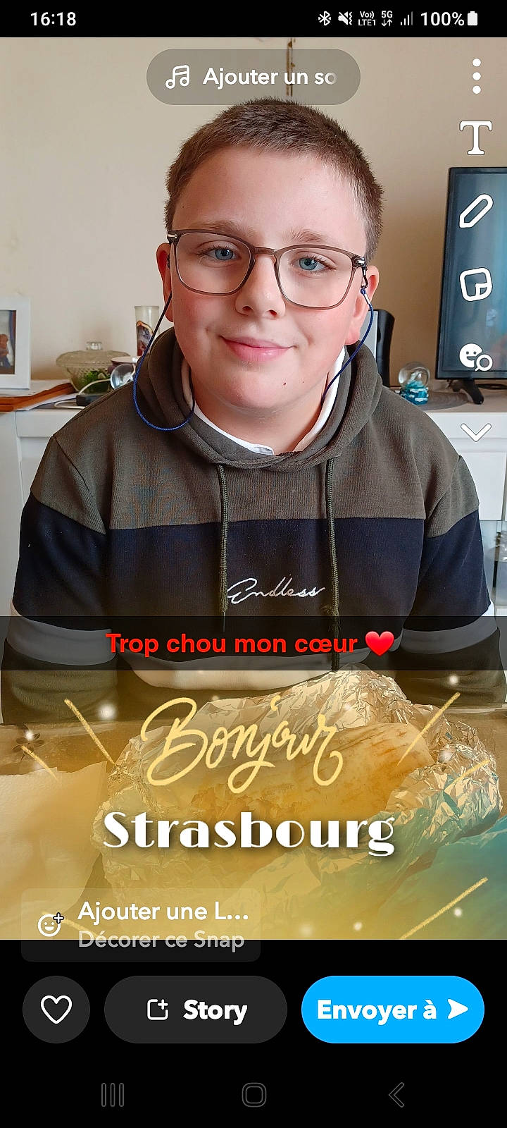Lucenzo participe au concours pour gagner de l'argent avec cette photo : advertising, book_cover, eyewear, facial_expression, font, glasses, hoodie, joy, leisure, movie, people, person, photo_caption, poster, publication, recreation, room, selfie, sitting, smile