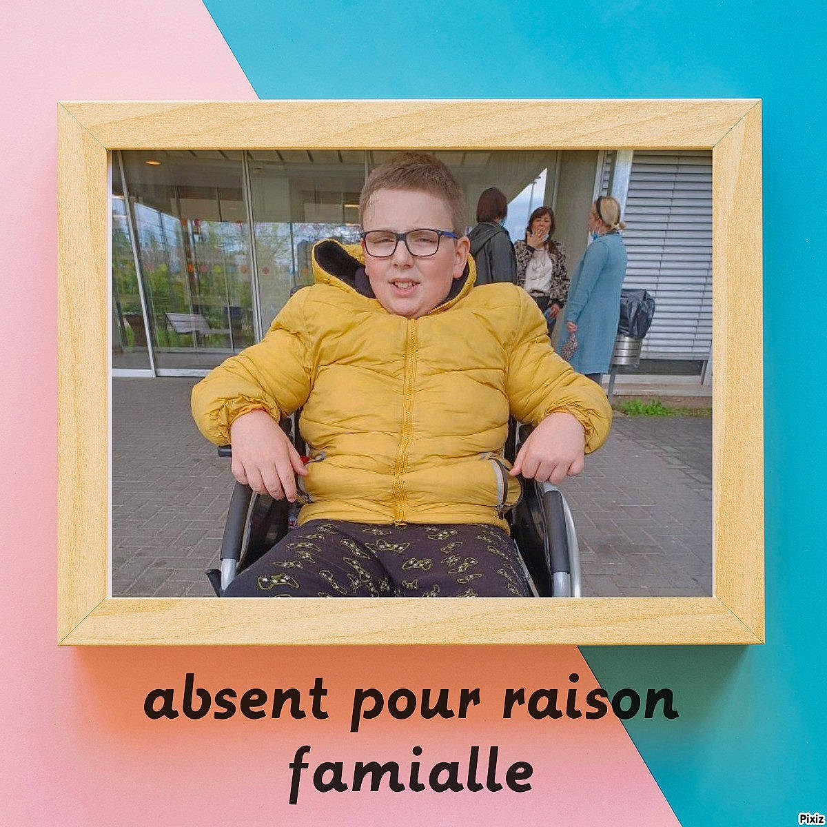 Lucenzo participe au concours pour gagner de l'argent avec cette photo : advertising, belt, brand, electric_blue, eyewear, fictional_character, font, fun, gesture, happy, knee, person, photo_caption, rectangle, room, selfie, sitting, sleeve, under_exposed