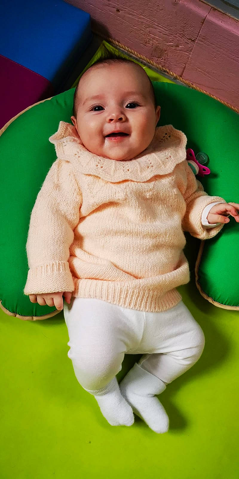 Chloé a rejoint le concours — aidez-le/la à gagner de superbes lots ! arm, baby, baby_toddler_clothing, cheek, chin, eye, face, grass, green, hand, happy, head, human_body, iris, nose, person, skin, sleeve, smile, textile