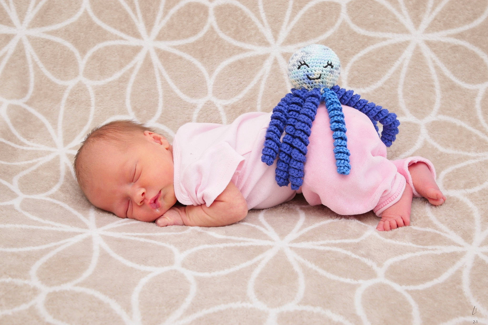 Ryley a rejoint le concours — aidez-le/la à gagner de superbes lots ! art, baby, baby_products, baby_sleeping, baby_toddler_clothing, baby_toys, child, comfort, fashion_accessory, foot, linens, pattern, person, pink, room, sitting, skin, stuffed_toy, toddler, toy