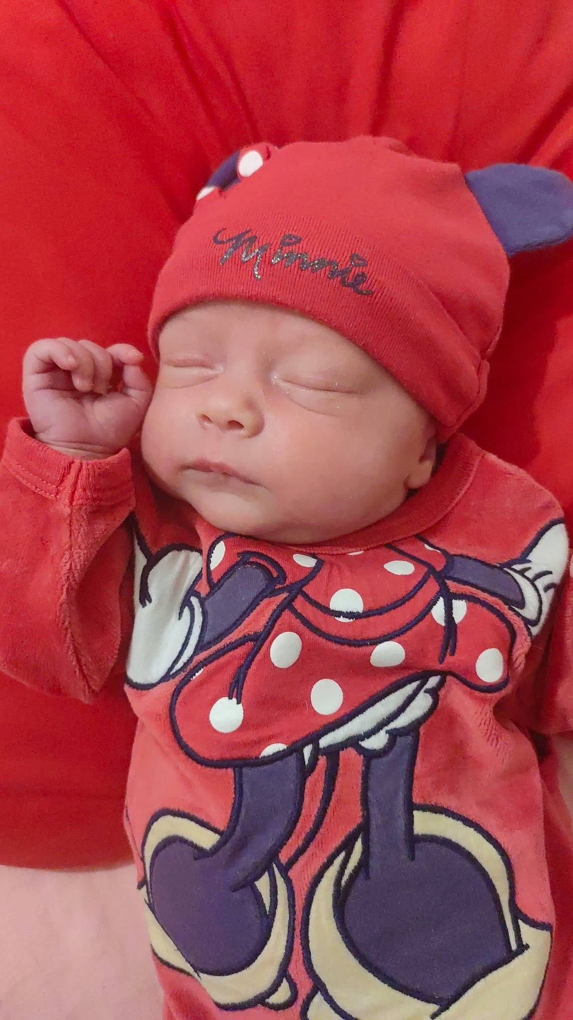 Ryley a rejoint le concours — aidez-le/la à gagner de superbes lots ! baby, baby_products, baby_toddler_clothing, cap, cheek, child, chin, comfort, face, hand, head, headwear, human_body, lip, mouth, outerwear, pattern, person, pink, skin