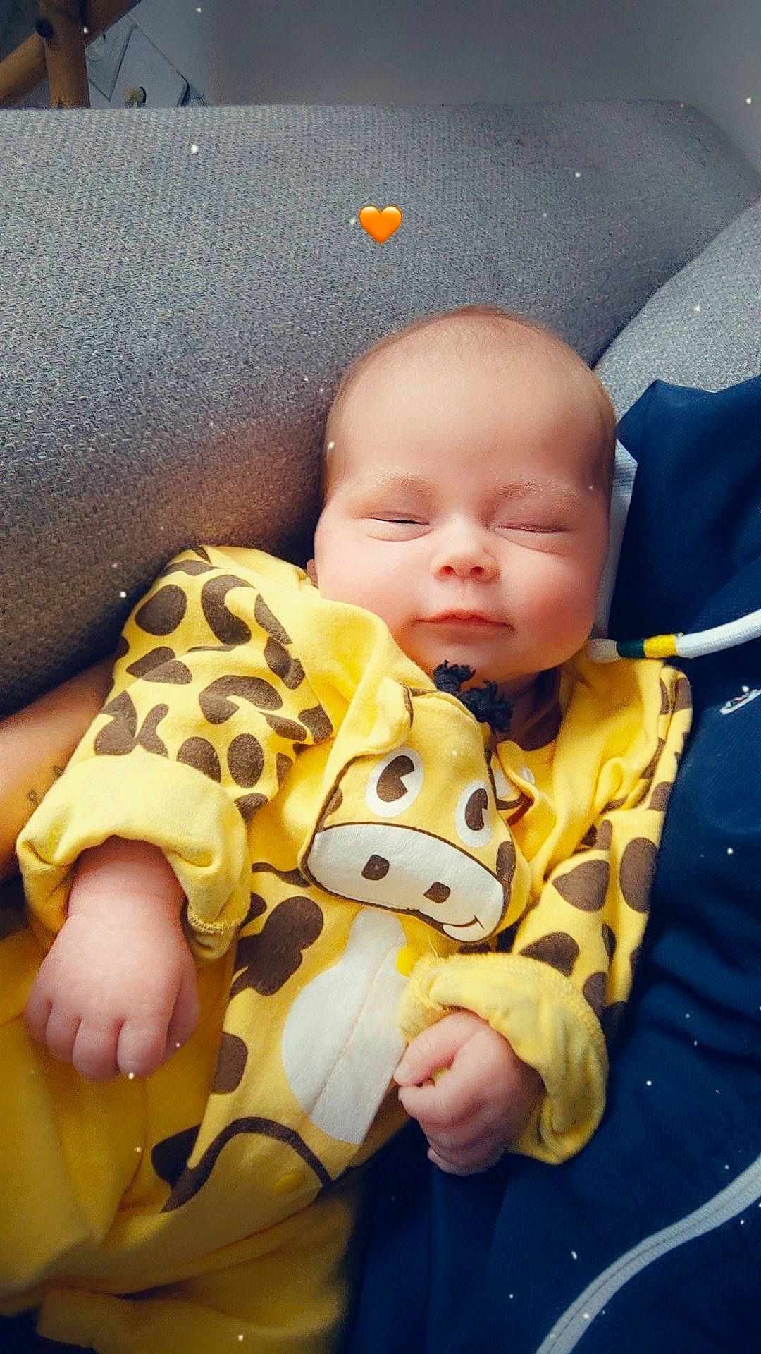 Ryley a rejoint le concours — aidez-le/la à gagner de superbes lots ! baby, baby_toddler_clothing, carmine, cheek, child, comfort, facial_expression, happy, linens, pattern, person, sitting, skin, sleeve, toddler