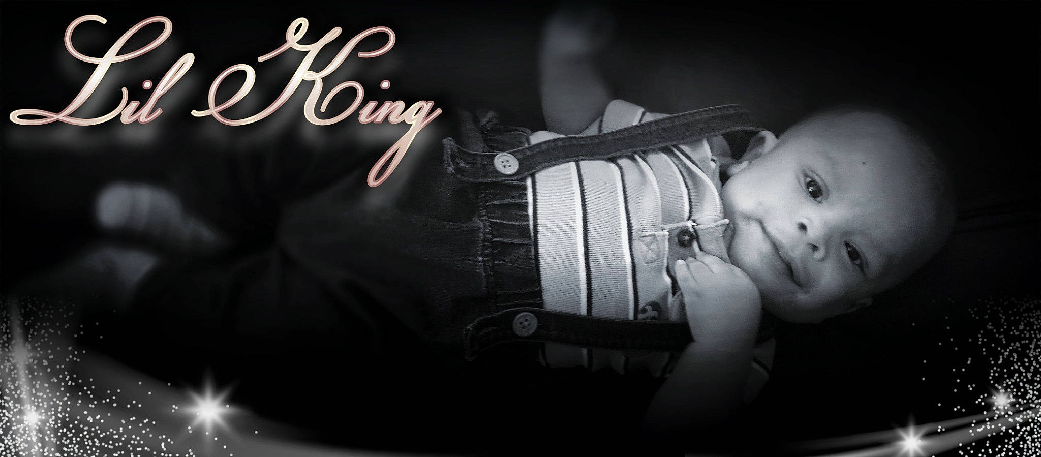 Jesùs is registered to the contest to win money with this photo: auto_part, automotive_lighting, baby, black, brand, darkness, fashion_accessory, flash_photography, font, gesture, graphics, logo, luxury_vehicle, monochrome, monochrome_photography, person, personal_protective_equipment, photo_caption, still_life_photography, toddler